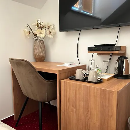 Evan U Hoffera Отель Топольчани